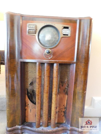 Antique zenith console tube radio
