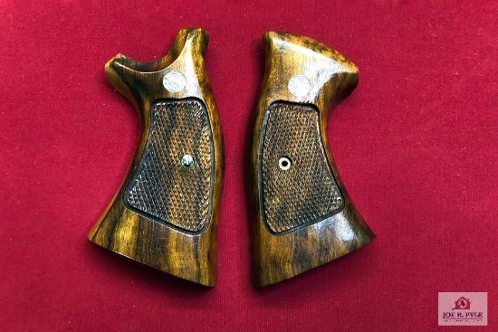 Smith and Wesson Grip Set * New Old Stock *