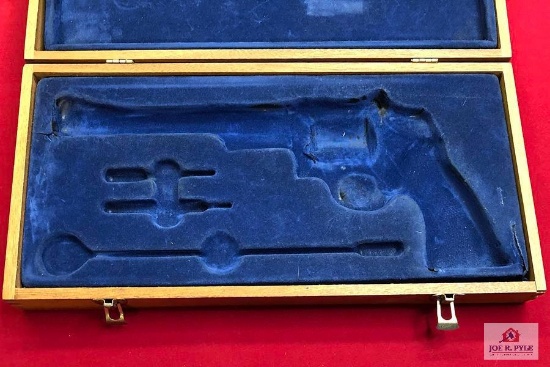 Smith and Wesson Presentation Case with blue liner 16" x 7 3/4"