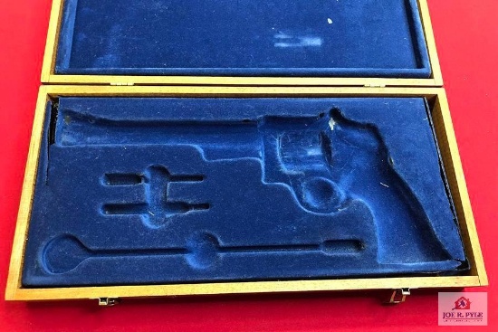 Smith and Wesson Presentation Case with blue liner 16" x 7 3/4"
