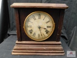 Mantle clock with key