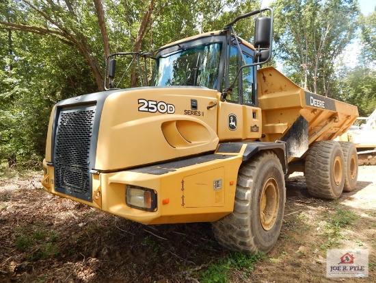 John Deere 250 D articulating dump truck 2826 hours VIN 1DW250DX0BD640541