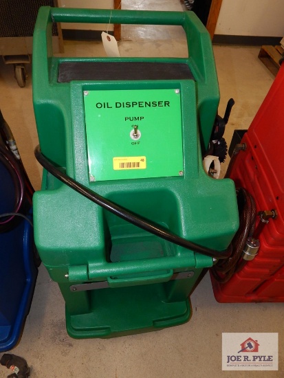 Oil dispenser with pump