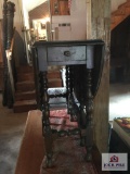 Gate leg drop leaf table
