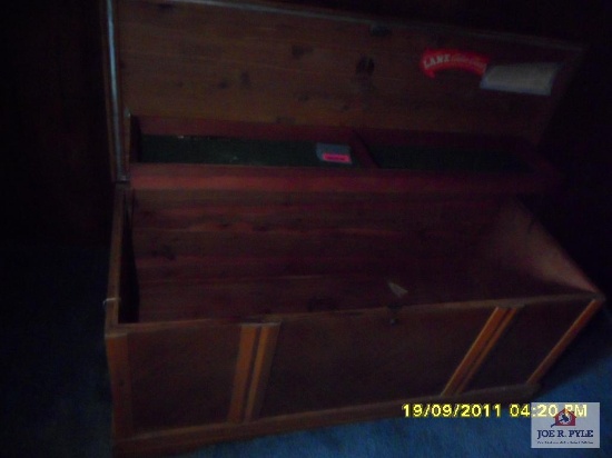 lane cedar chest w key