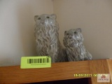 2 cat statues