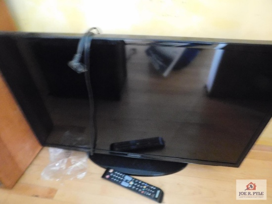 Samsung 32" flat screen TV with remote