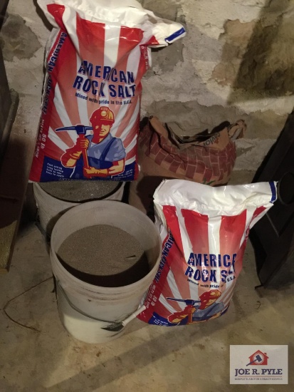 Lot Rock salt and sand