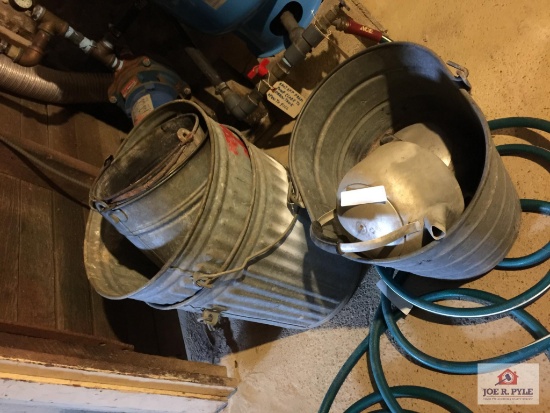 Lot galvanized: buckets, trash can, etc.