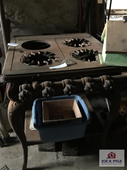 Cast iron gas stove base (bring tools to disconnect, gas is off)