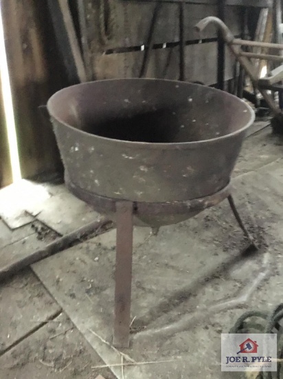 Cast iron kettle with base, no handle