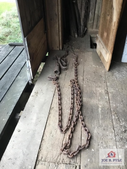 Lot in closet: pulleys, chain blocks, chains, etc.