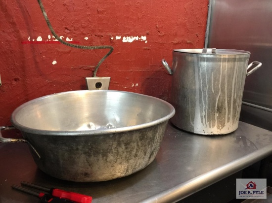 Lot covered cooking pot and metal pot