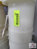 eight 3 1/2 qt container w lid