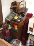 Lot in corner: baskets, d?cor tins, pictures, cabinet, etc.