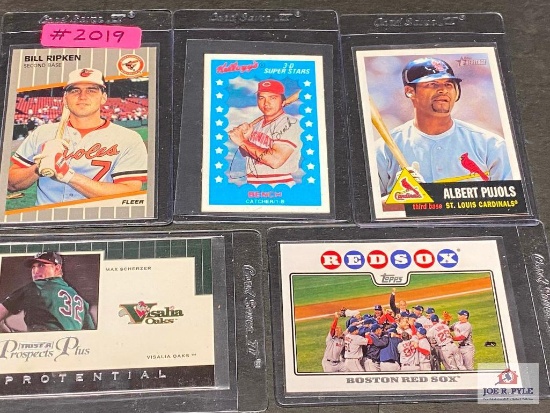 Various lot of 5 baseball cards including: