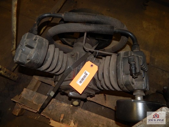 Twin cylinder air compressor