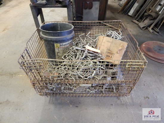 Pallet shelving clips