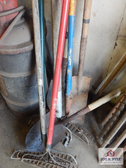 1 Lot of shovels