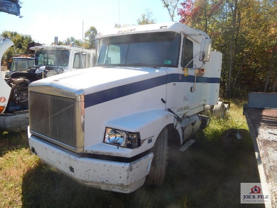 1990 Volvo Road Tractor tandem axel w/ Cummins motor VIN: 4V1WDRHGLN6Z9784