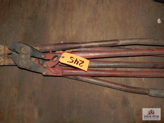 Lot of large bolt cutters