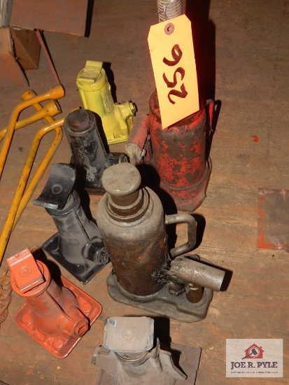 1 Lot of bottle jacks