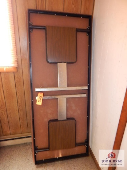Folding table