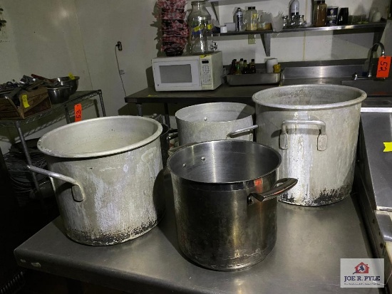 Lot 4 large cooking pots