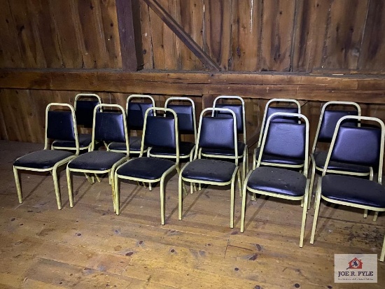 Lot 12 metal chairs & wood table