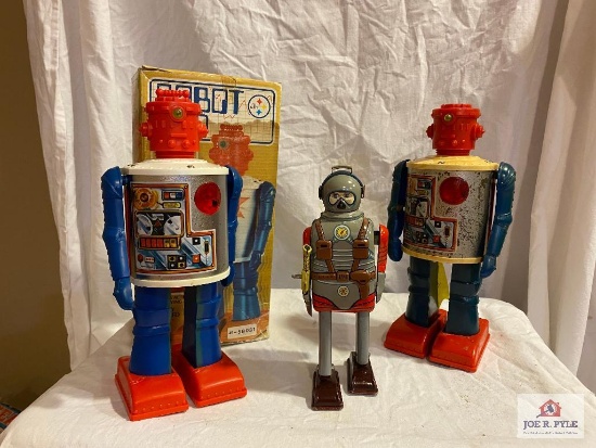 10 Plastic and wind-up battery-operated robots
