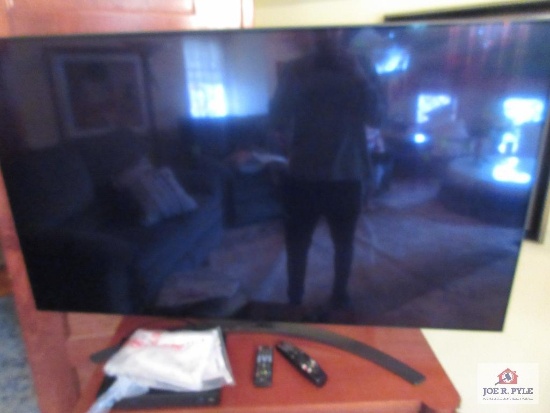55 inch LG tv with DVD and Blu-ray player with remotes, MUST bring help to load