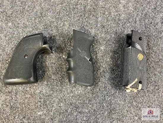 [733] Three sets of black rubber grips
