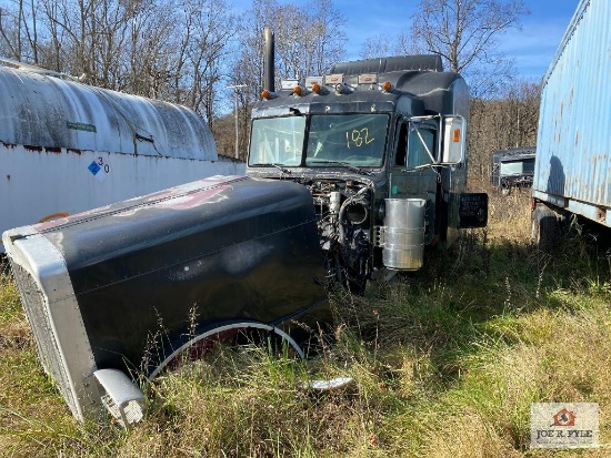 Peterbilt truck cab w/ CAT engine for parts