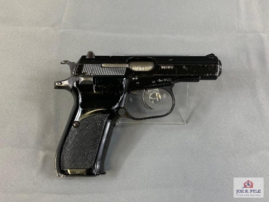 [23] CZ CZ82 9mm Mak SN: 019106