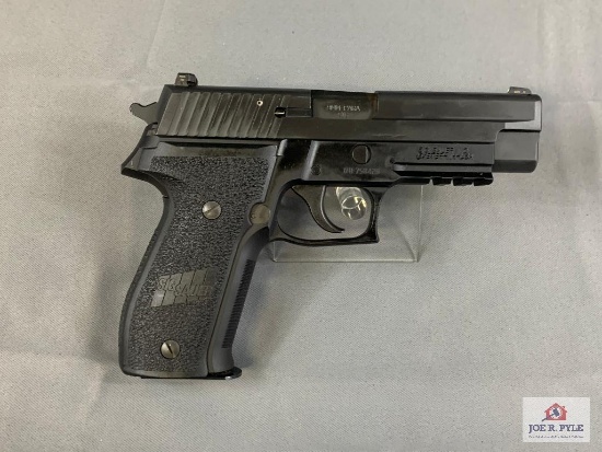[61] Sig Sauer P226 9mm Para SN: UU758420