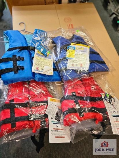 Lot of 4 Lifejackets 2 Red 2 Blue