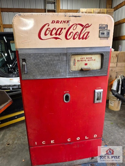 Coca Cola V83 Vending Machine
