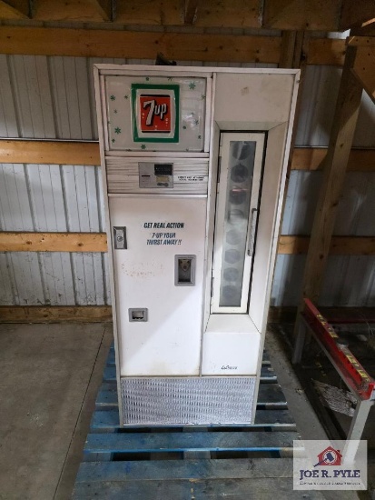 La Crosse Cooler Co, 7Up Vending Machine