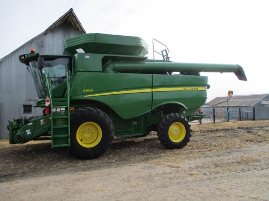 John Deere S660 Combine