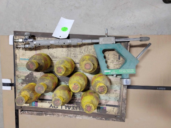 Spray well gun with powder