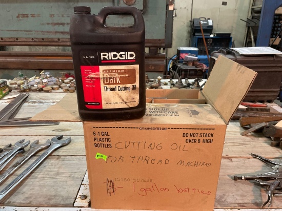 Cutting oil for thread machine