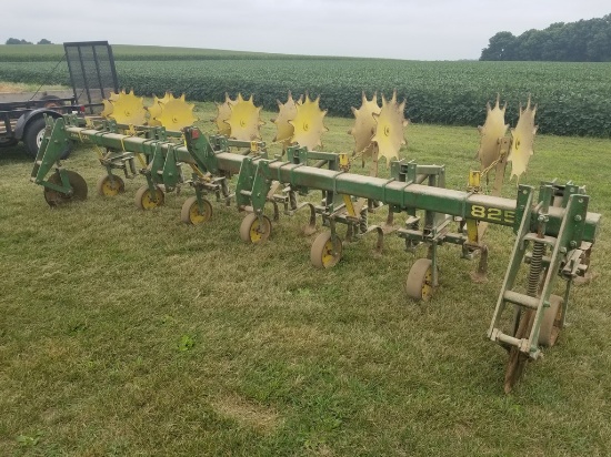 John Deere 825 6-Row 3pt Cultivator