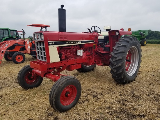 IH 686 Tractor