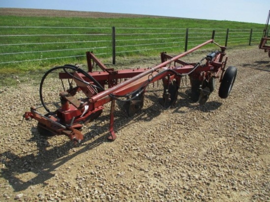 IH 540 4B PLOW W/ SOD BUSTER