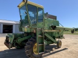 John Deere 4400 Combine
