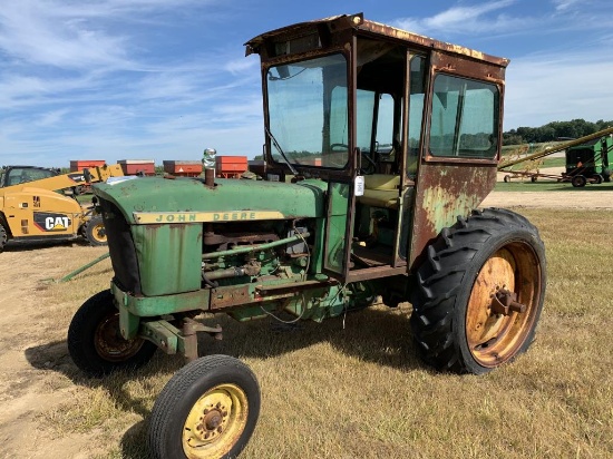 John Deere 2010 Tractor - Gas