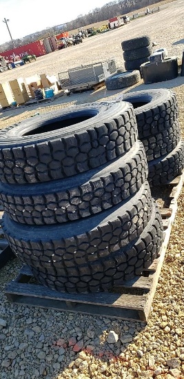 DUNLOP 11R22.5 RECAPS LIKE NEW