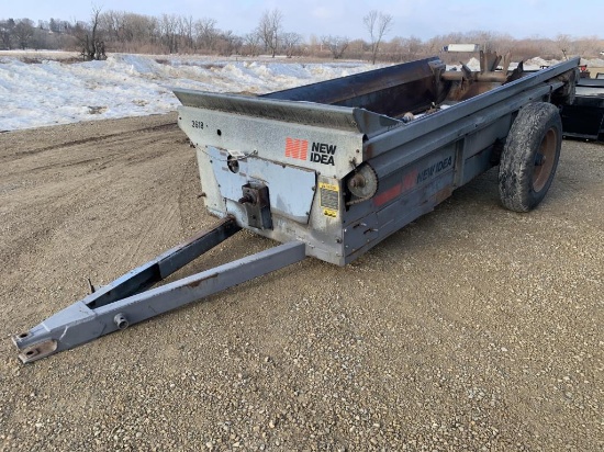 New Idea 3618 Manure Spreader
