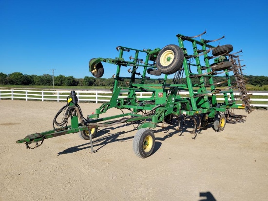 John Deere 2210 Field Cultivator