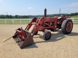 International 686 Loader Tractor